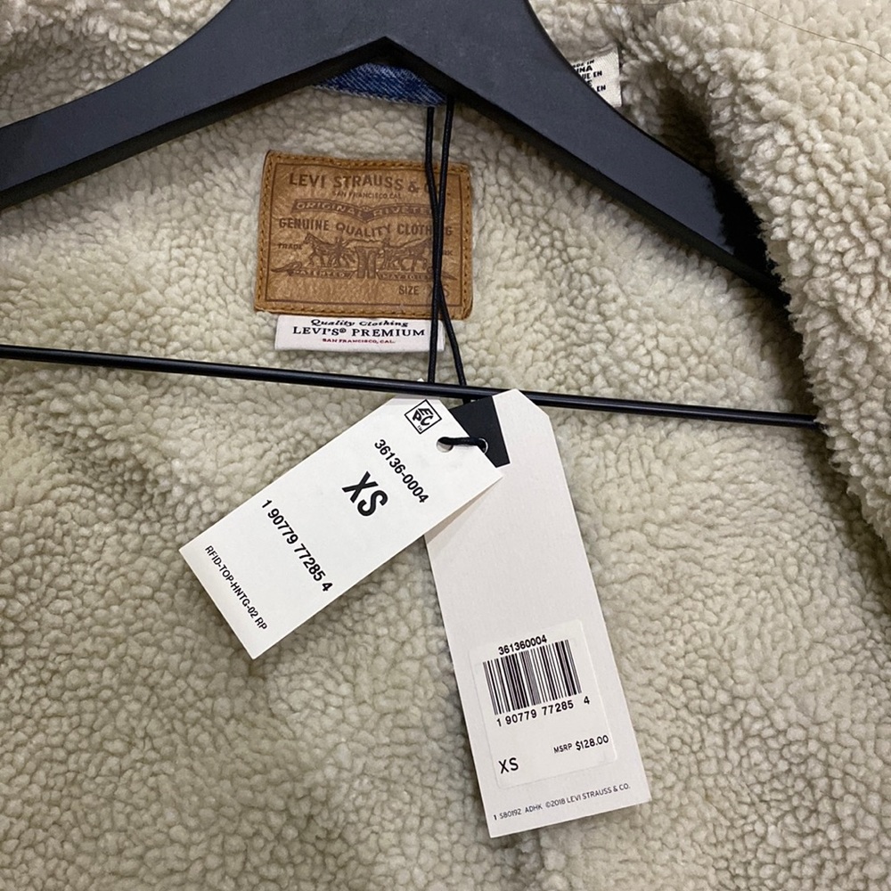 New with Tag Levi’s Trucker Jean Jacket with Faux Fur Sherpa lining - Picture 5 of 6